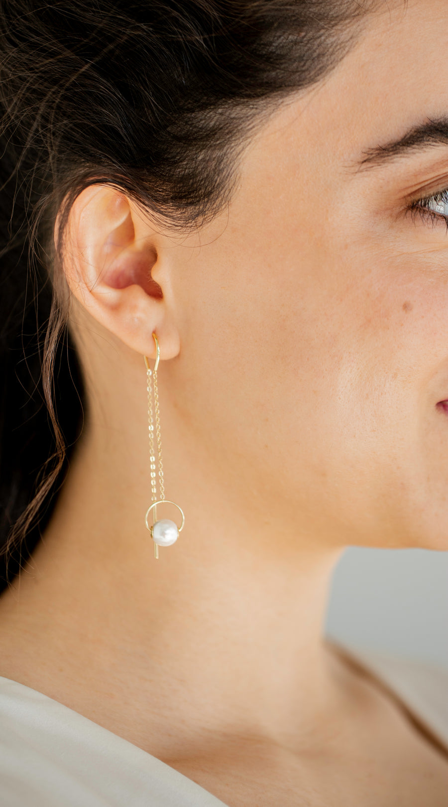 Amo dangly pearl earring.